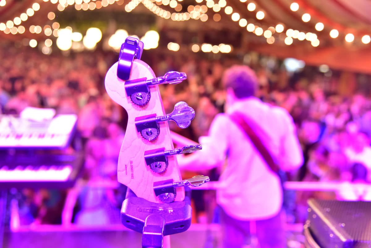 Musikband im Hahn Zelt