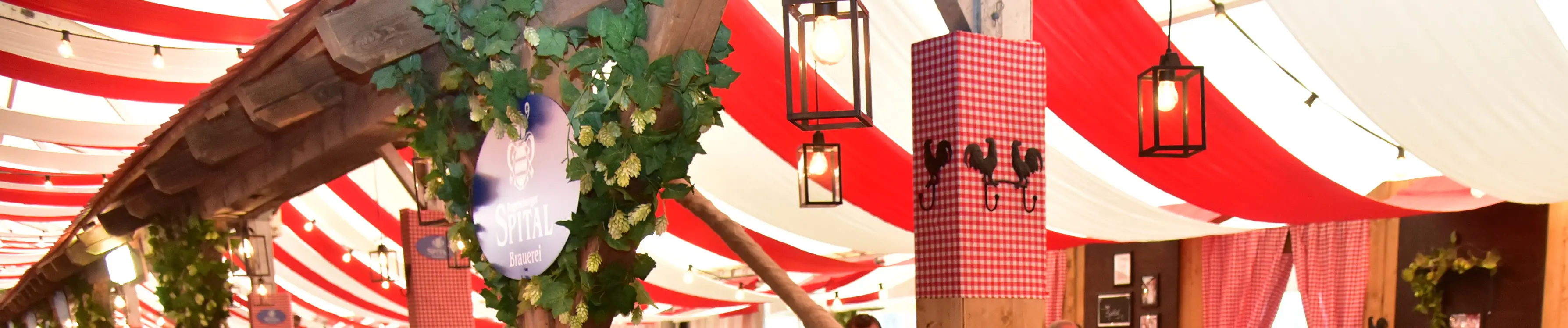 liebevolle Dekoration Hahn Zelt